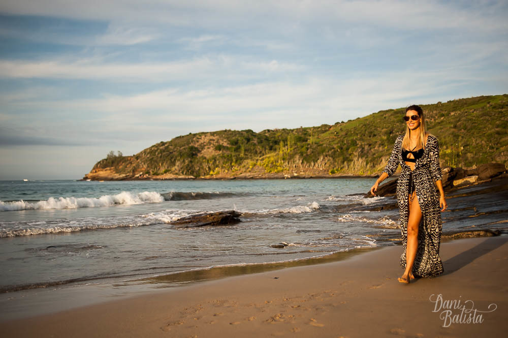 noiva durante a despedida de solteira caminhando na praia brava