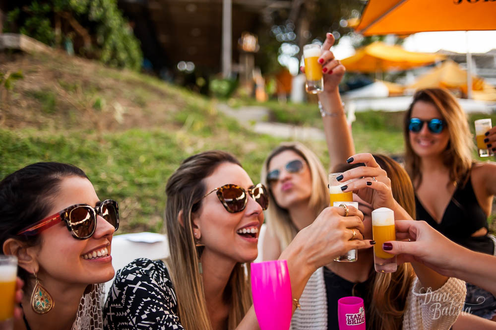 amigas brindando na despedida de solteira na praia brava buzios