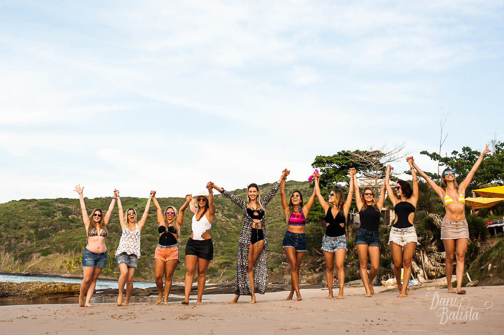 amigas na despedida de solteira na praia