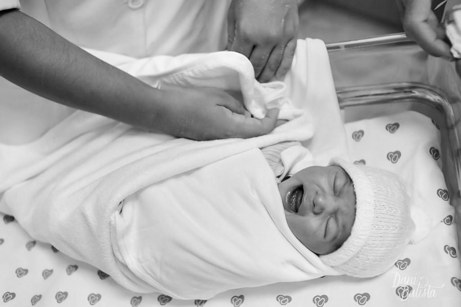 fotografia de nascimento bebê chorando depois do parto