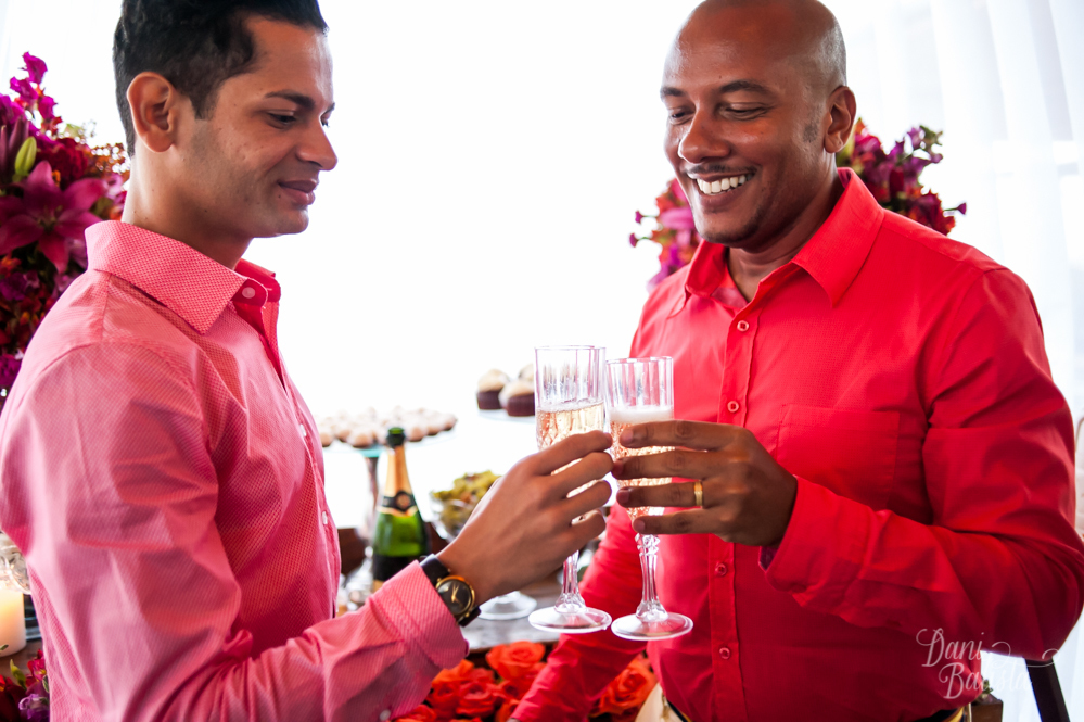 brinde noivos casamento homoafetivo na praia
