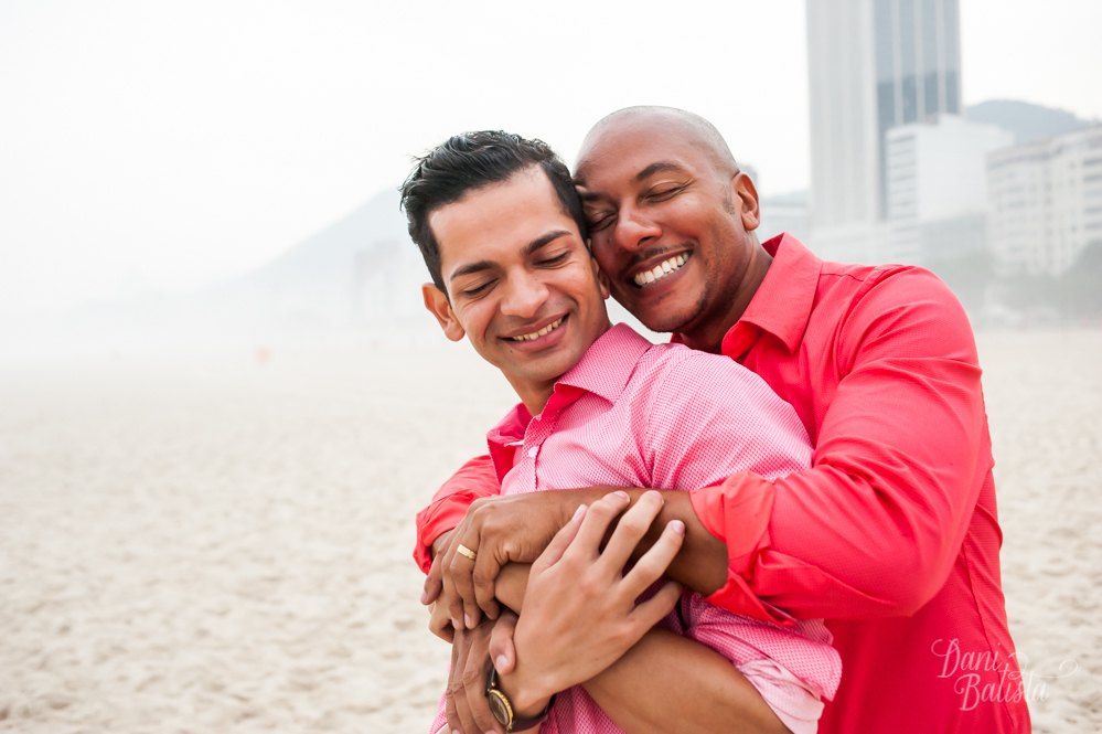 noivos abracados casamento homoafetivo na praia