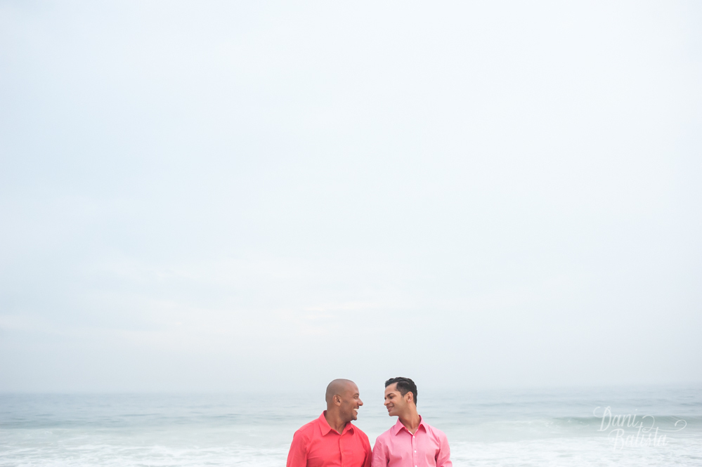 noivos na praia casamento homoafetivo leme