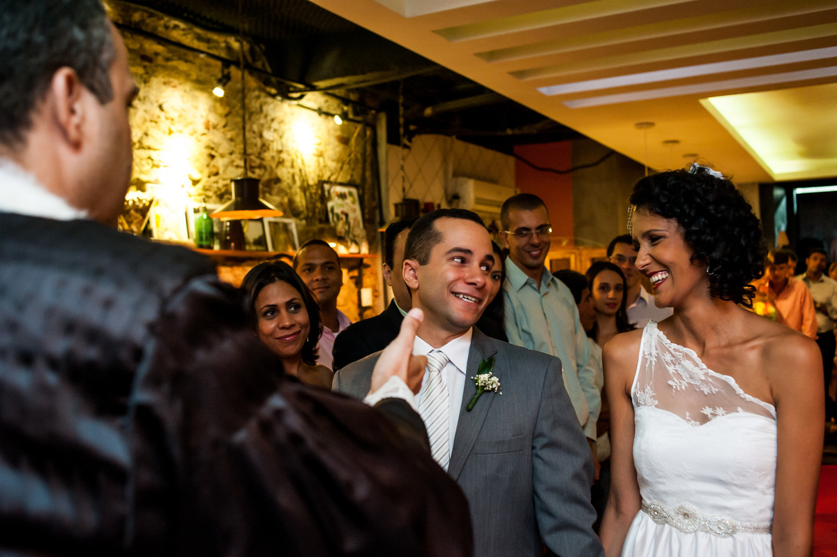 noivos se olhando Casamento Intimista bistro ouvidor