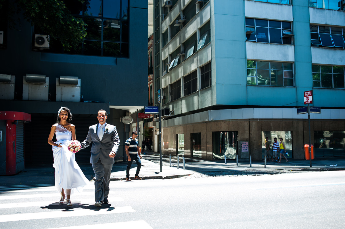 noivos caminhando nas ruas da cidade Casamento Intimista rj