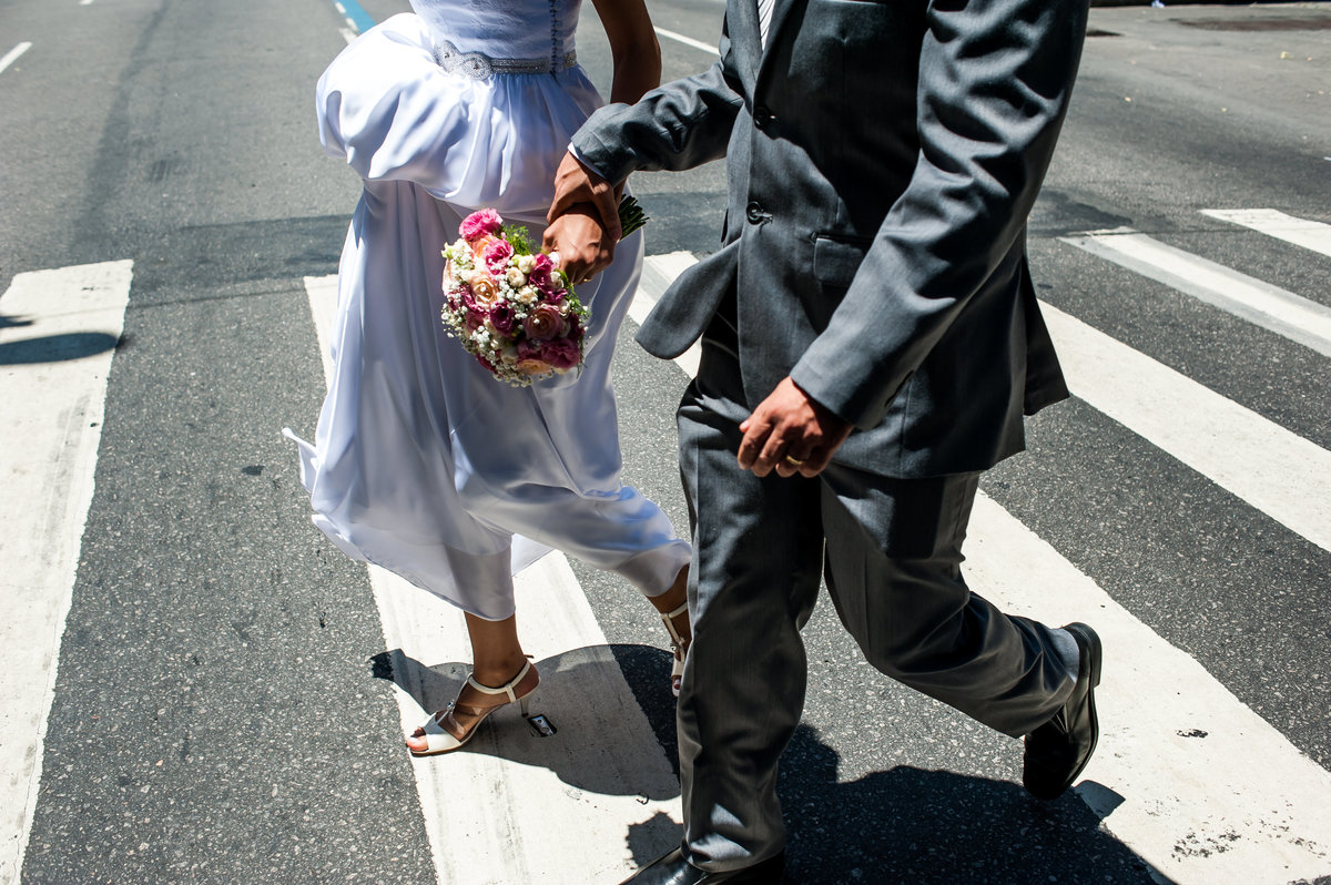 noivos caminhando na rua Casamento Intimista bistor ouvidor
