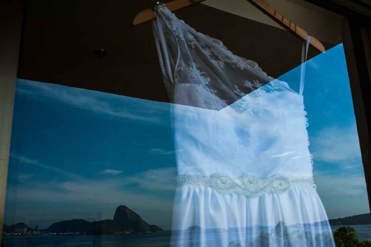 vestido de noiva com cidade do rio de janeiro ao fundo making of da noiva hotel mercure niteroi