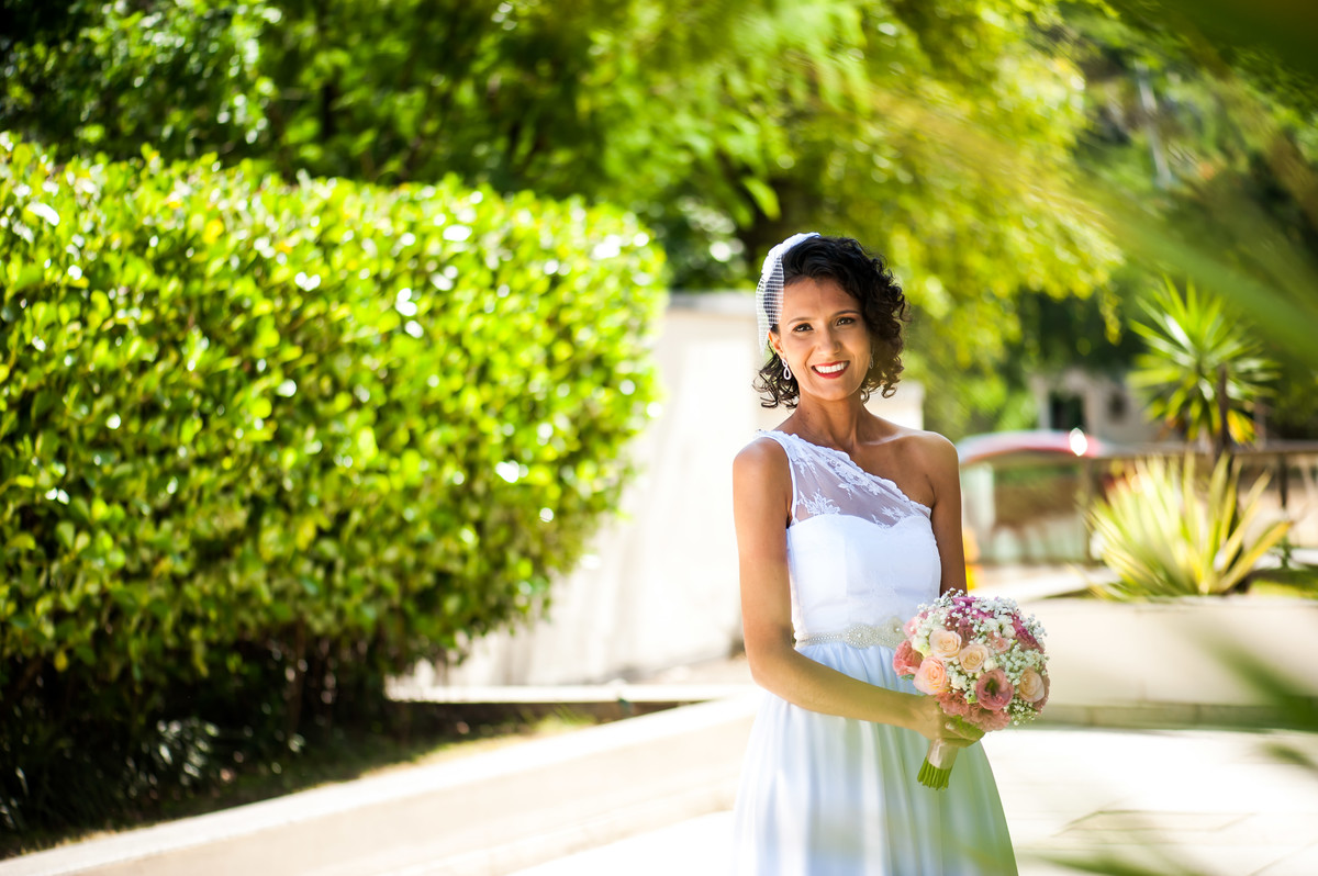 vestido de noiva de um ombro só e noiva de fascinator