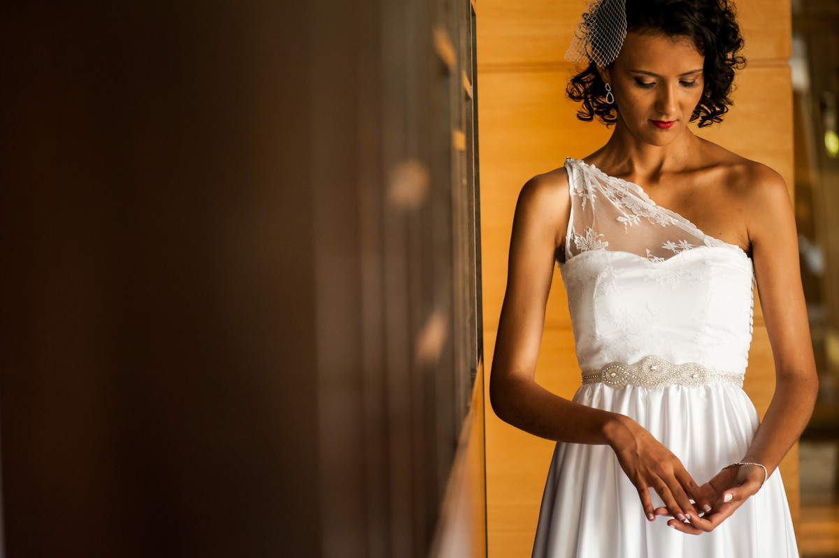vestido de noiva fluido de um ombro só