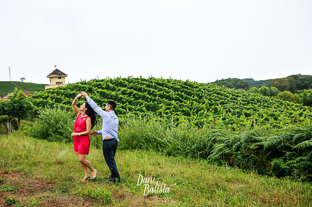 casal dancando durante ensaio fotografico no vinhedo sul