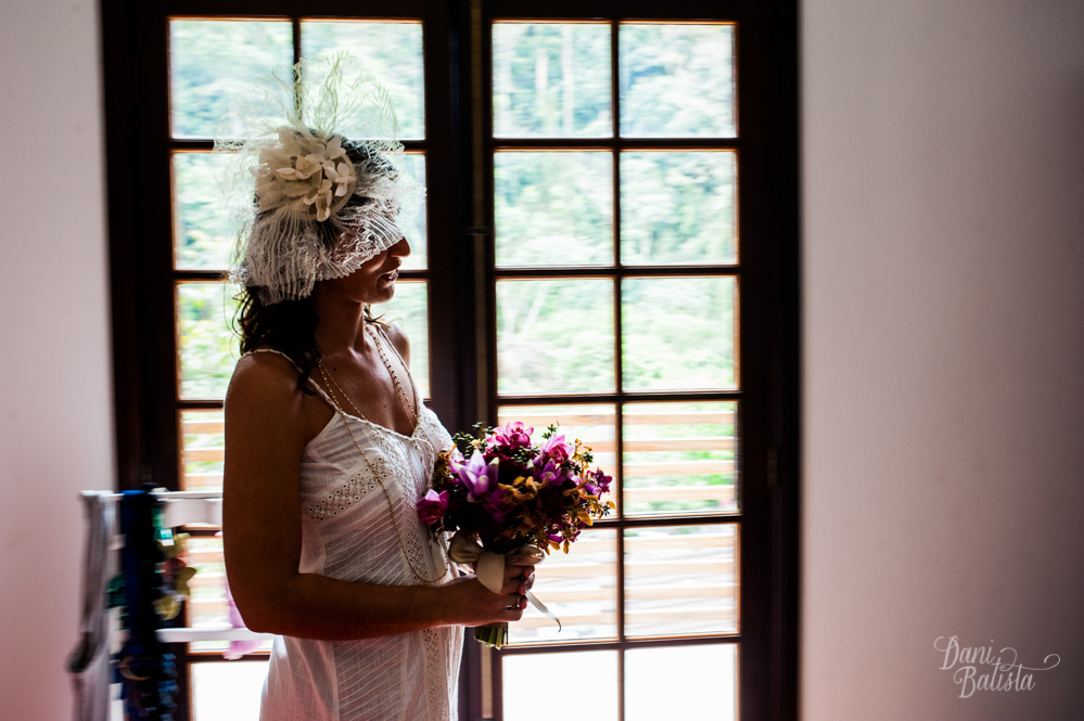 noiva autentica de fascinator e bouquet desconstruido em tons de rosa