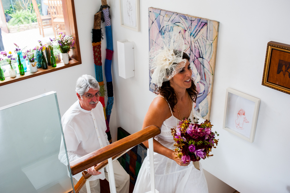 pai e filha indo para a cerimônia de casamento em casa