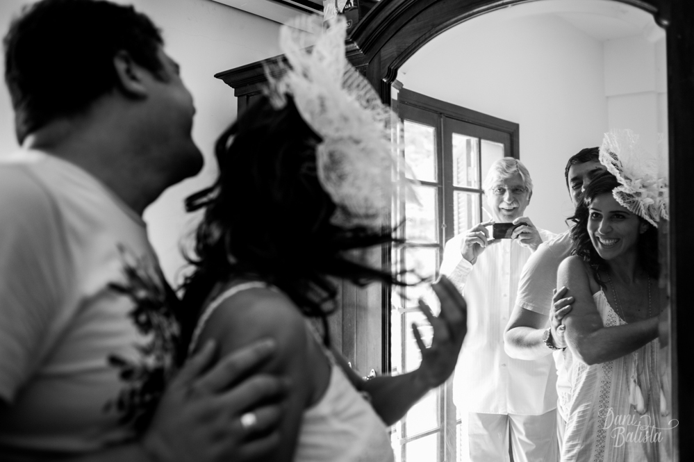 pai tirando foto da filha durante os preparativos da noiva em casa