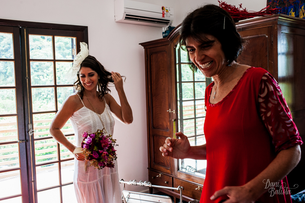 irma da noiva sorrindo ao ver a noiva pronta durante o making of da noiva em casa