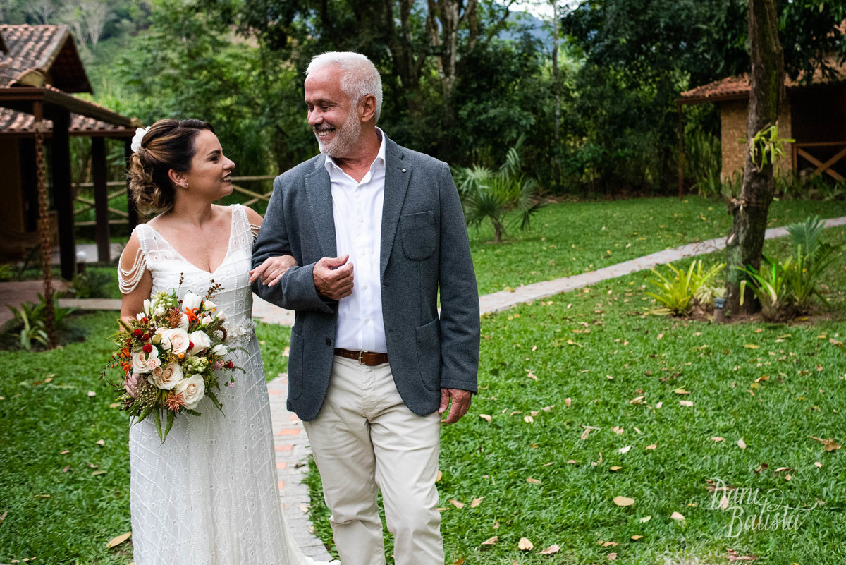 entrada da noiva com pai casamento ao ar livre de dia camping aldeia velha