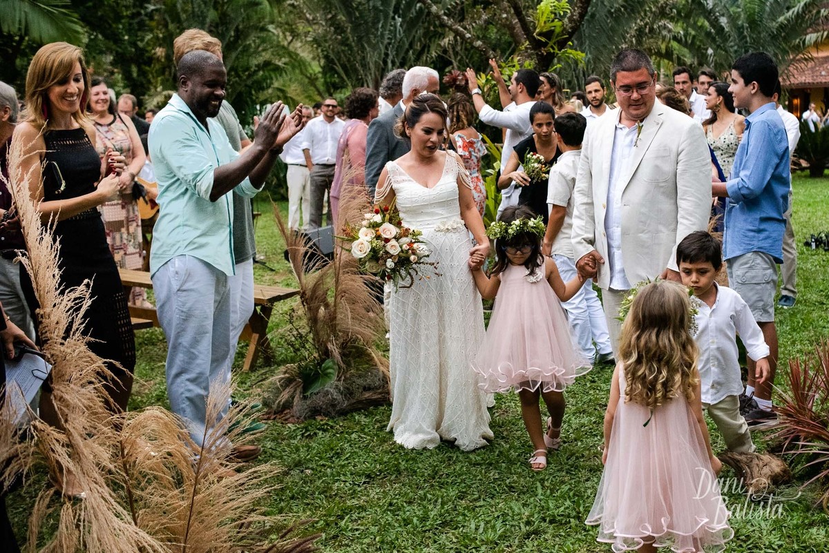 saida dos noivos casamento ao ar livre camping aldeia velha