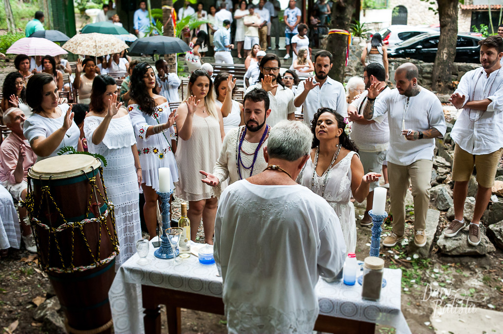 chuva durante casamento umbandista de dia ao ar livre rj