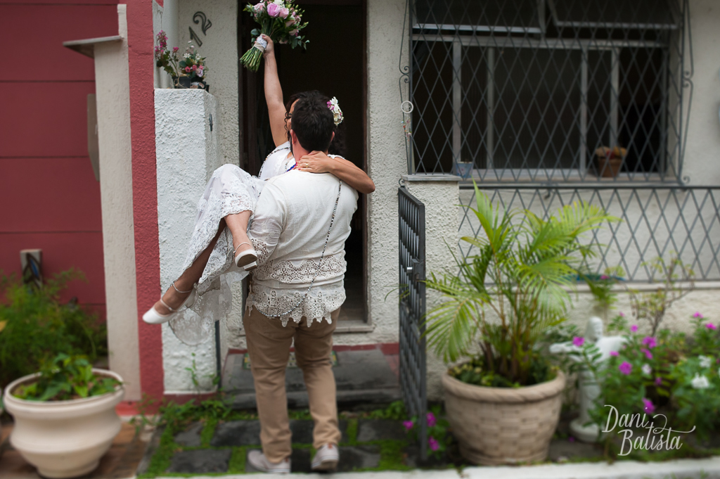 noivos entrnado em casa após cerimônia de casamento umbandista de dia ao ar livre rj