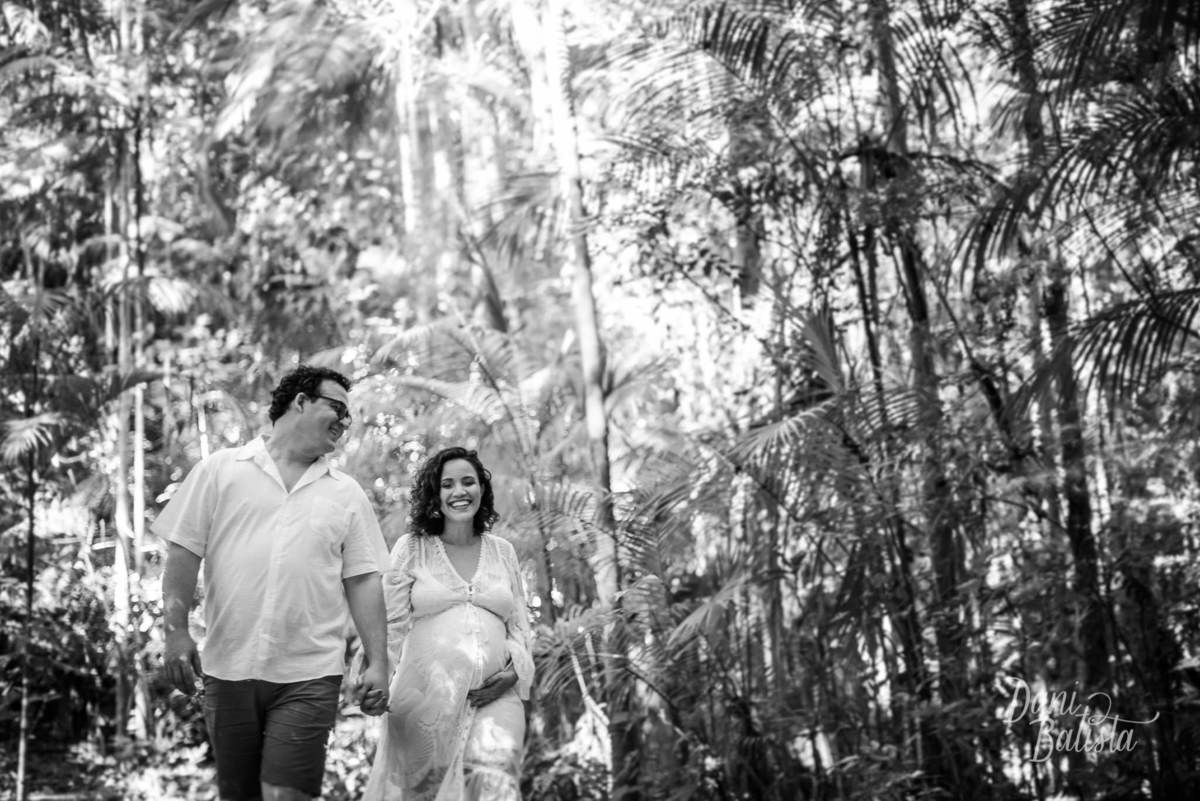 Casal rindo Ensaio Gestante na Floresta da Tijuca