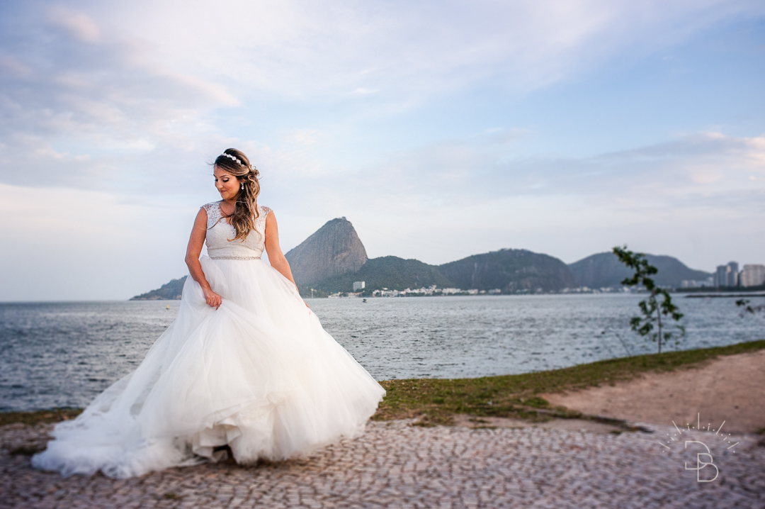noiva dançando com vestido de noiva e pao de acucar ao fundo