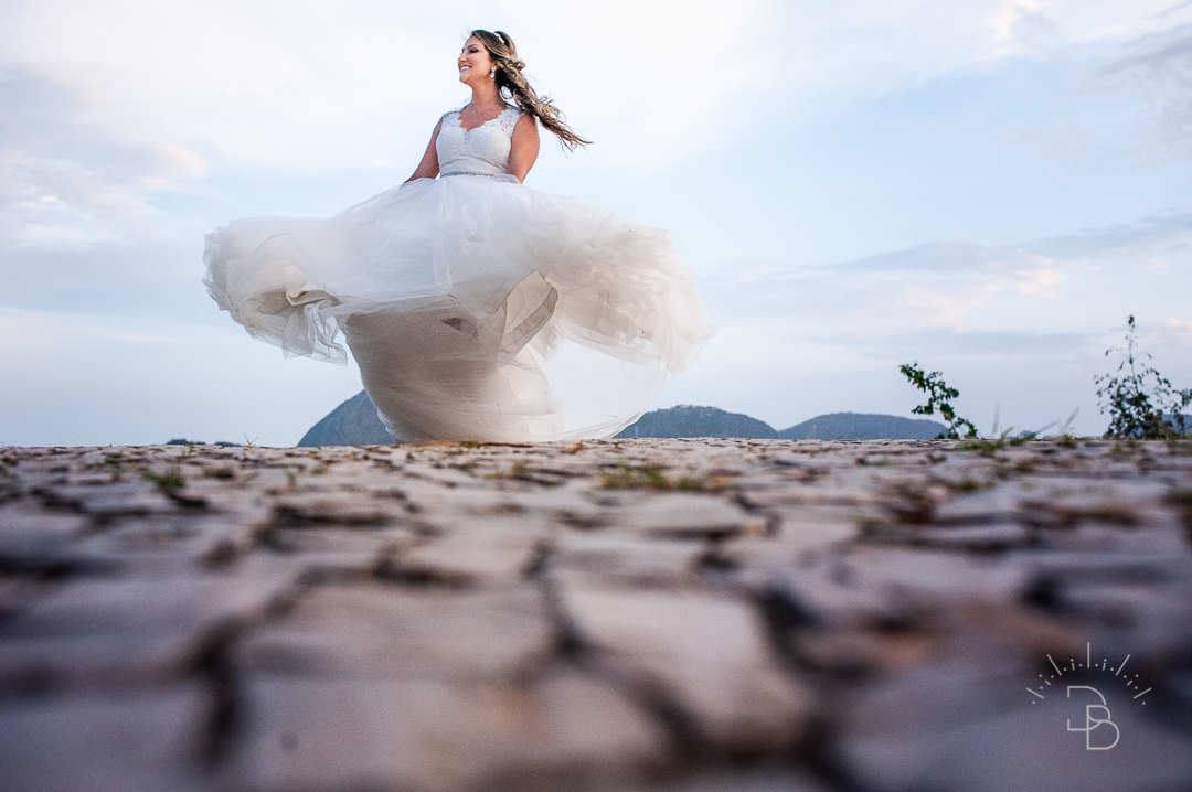 noiva rodopiando com vestido de noiva