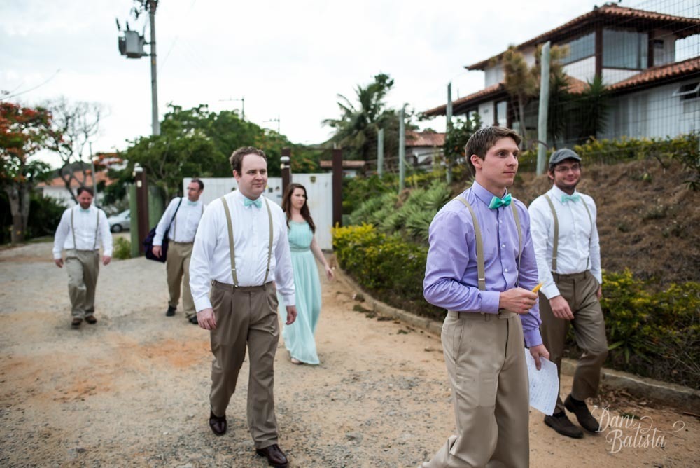 noivo caminhando apara cerimonia com padrinhos  casamento em buzios