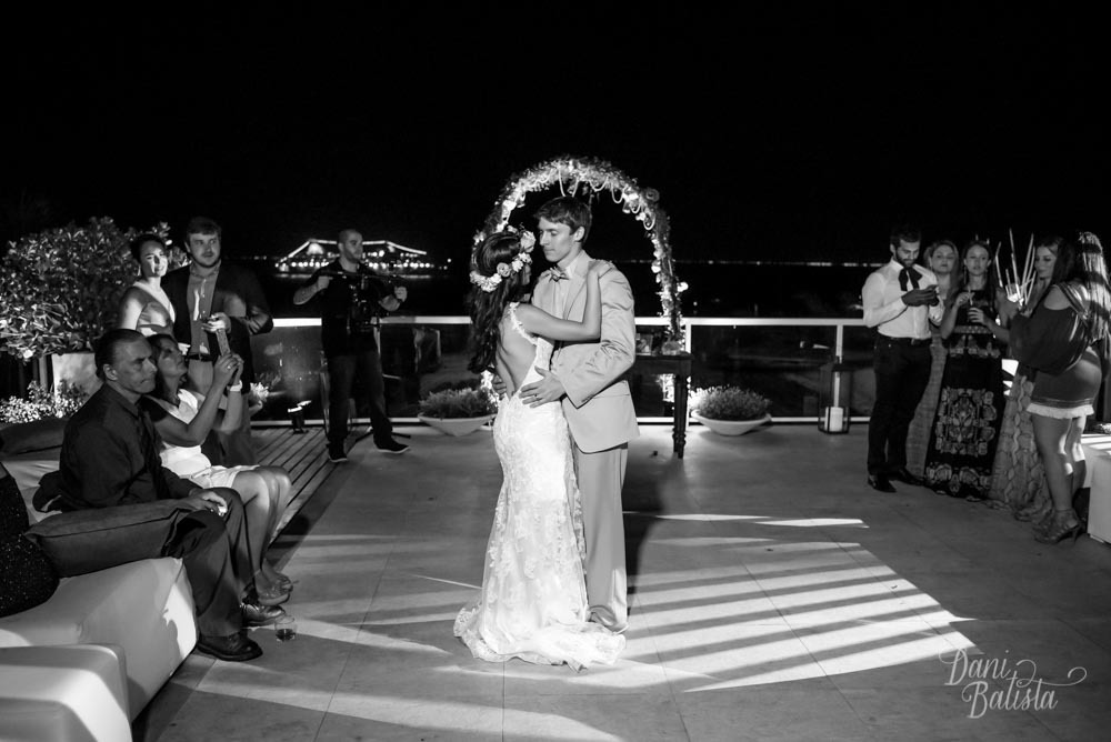 primeira danca dos noivos casamento ao ar livre em buzios