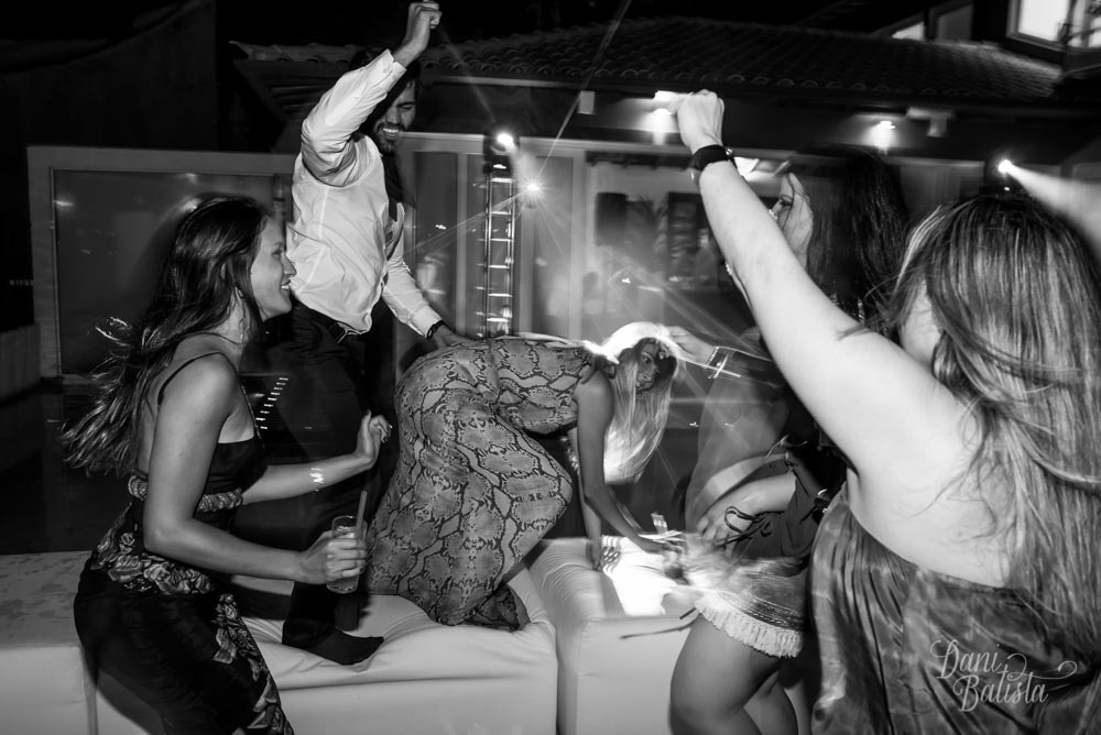 convidados dancando festa de casamento em buzios