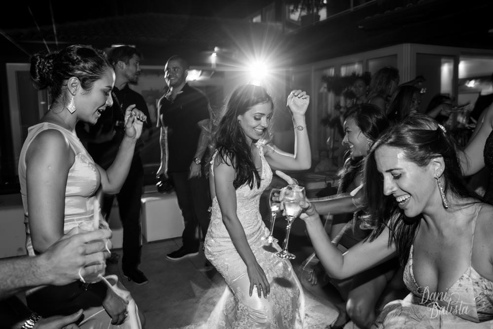 noiva dancando festa de casamento em buzios