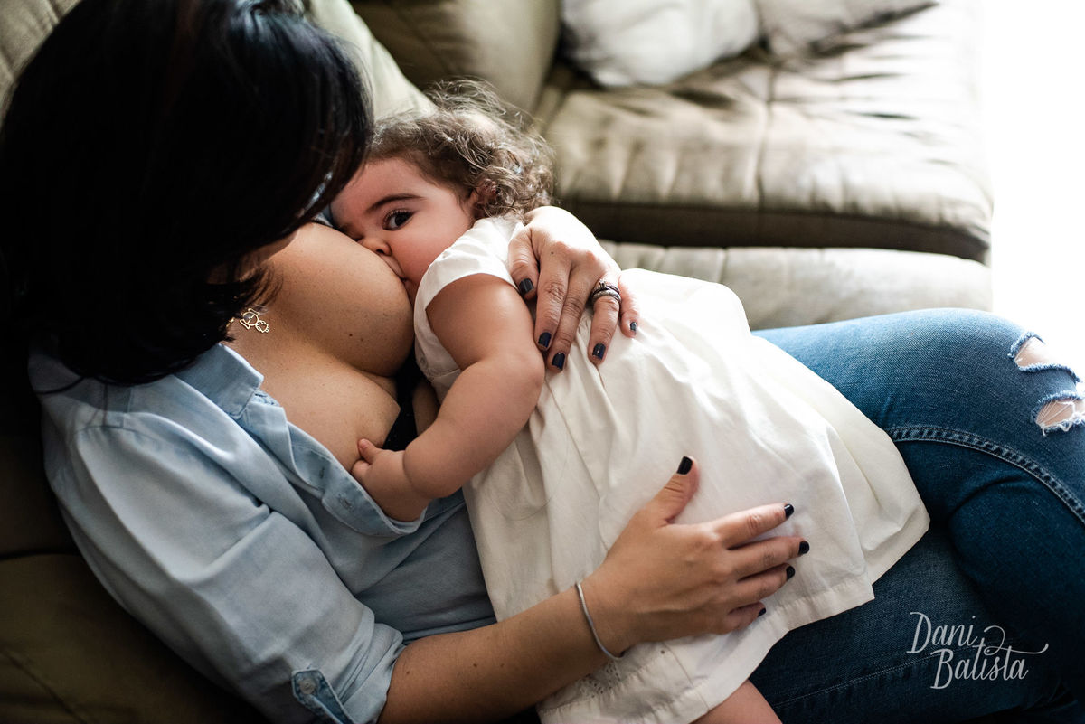 Mamando durante o Ensaio de Família em Casa