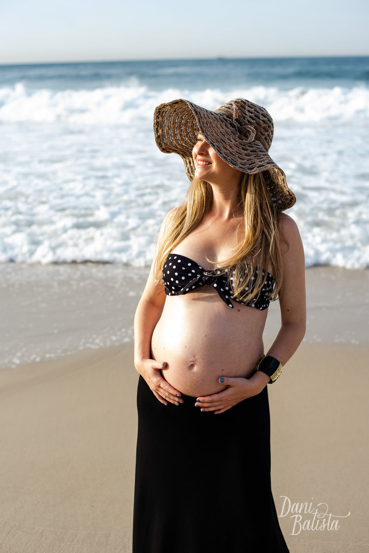 Gestante na praia durante ensaio