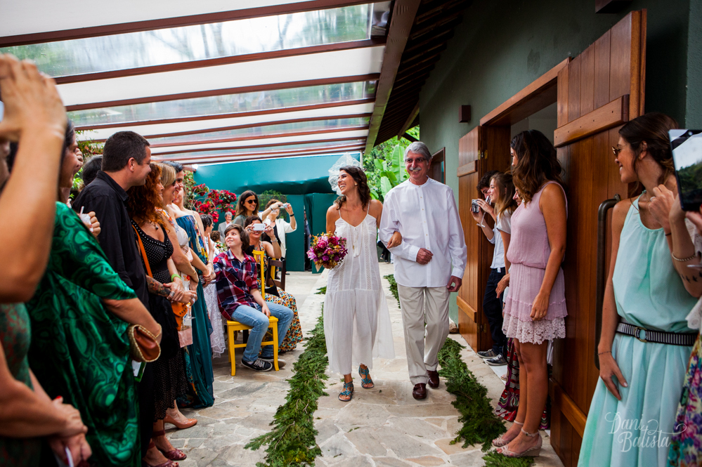 entrada da noiva cerimonia de casamento intimista em casa santa teresa