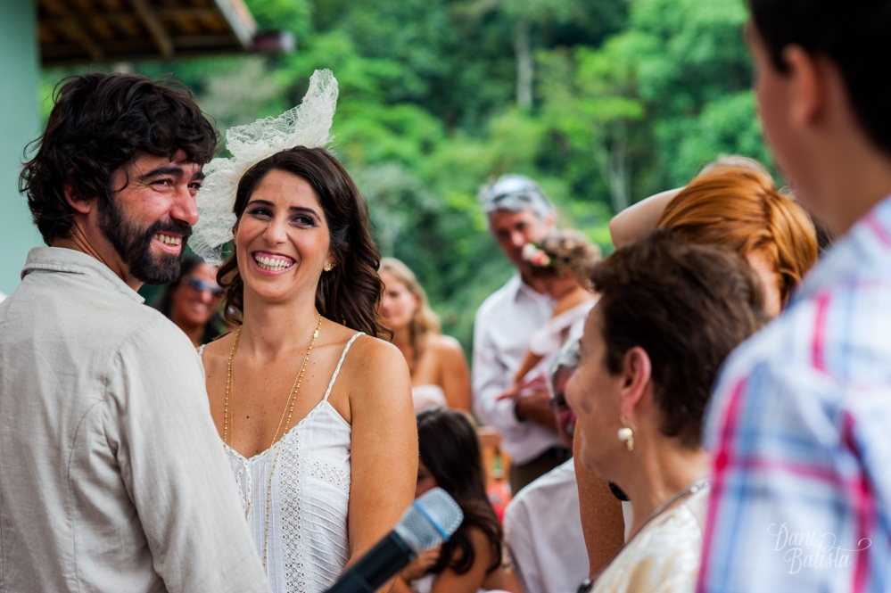 noivos sorrindo durante a cerimonia de casamento em casa santa teresa