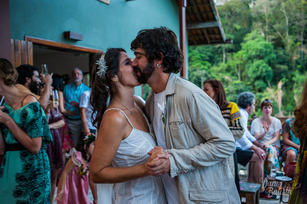 noivos se beijando durante festa de casamento em casa rj