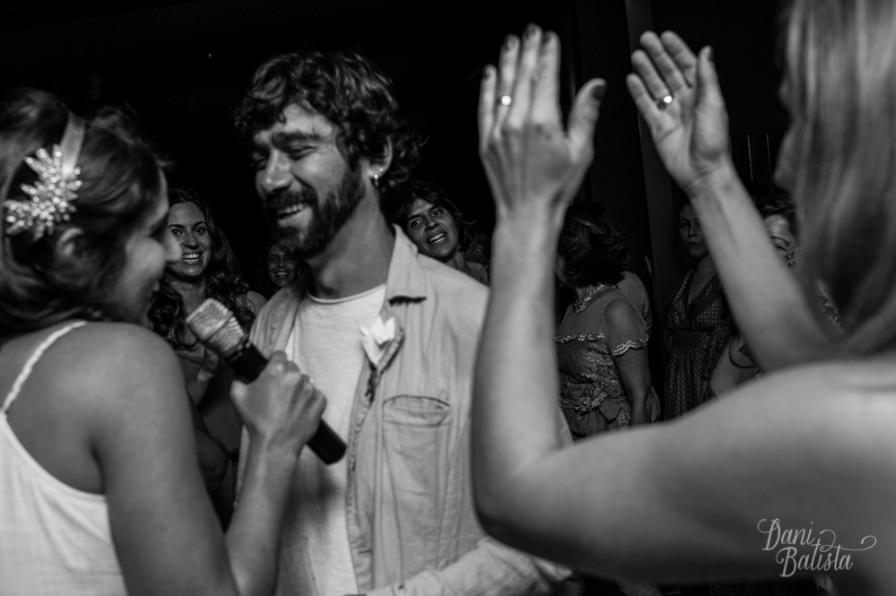 noiva cantando para o noivo festa de casamento em casa em santa teresa rj