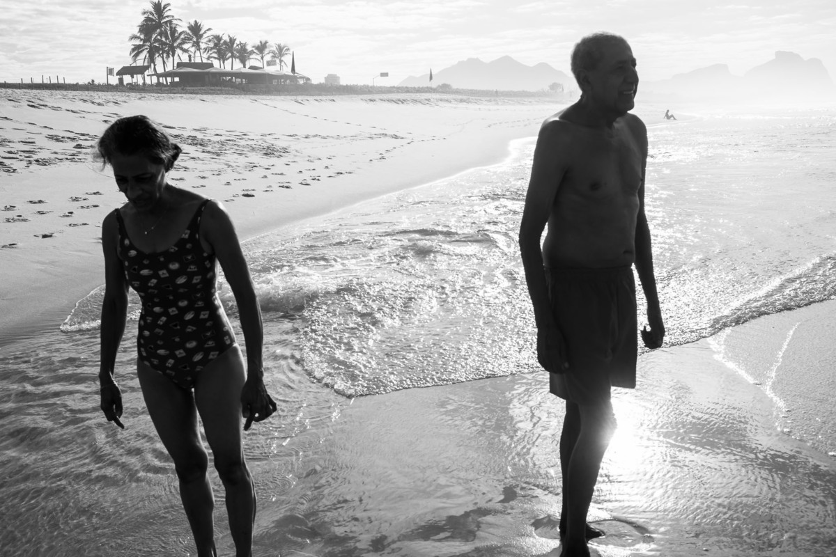 ensaio fotografico de familia na praia recreio no amanhecer