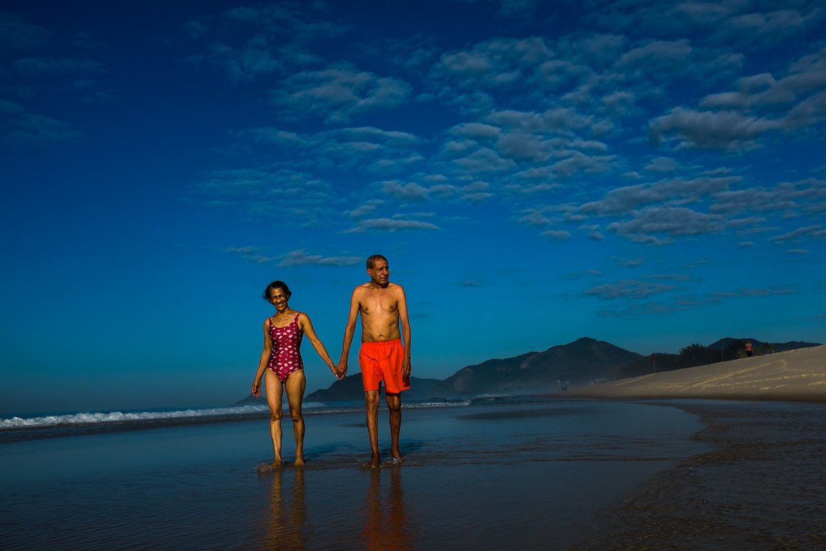 casal caminhando na praia durante ensaio no recreio
