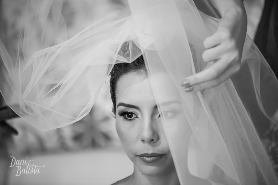 noiva colocando véu Casamento sitio meio do mato