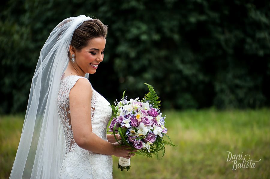retrato noiva bouquet lilas Casamento de Dia sitio meio do mato