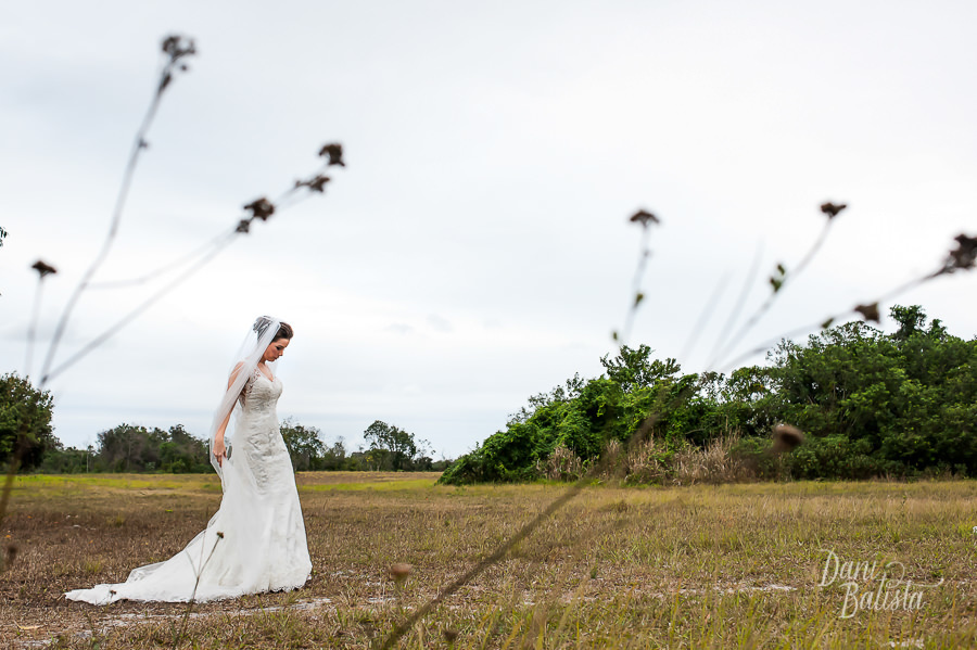 noiva caminhando Casamento de Dia sitio meio do mato