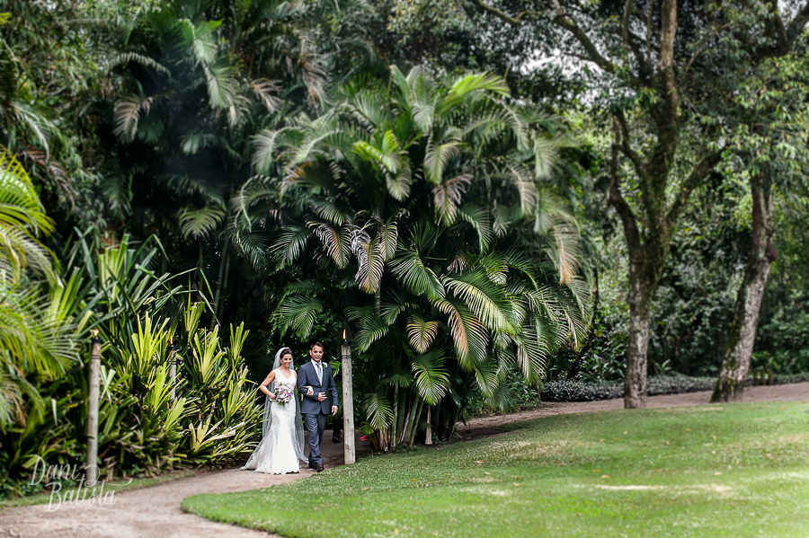 entrada da noiva com o pai Casamento de Dia sitio meio do mato