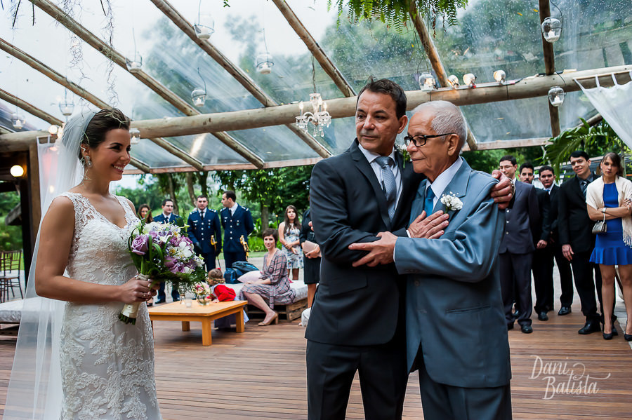 entrada da noiva Casamento diruno sitio meio do mato