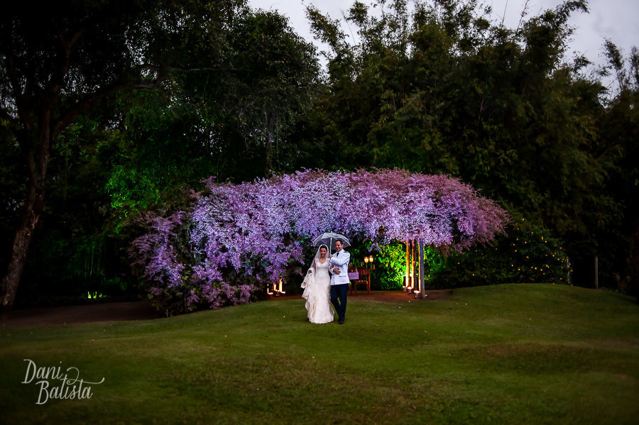 noivos de guarda chuva Casamento sitio meio do mato