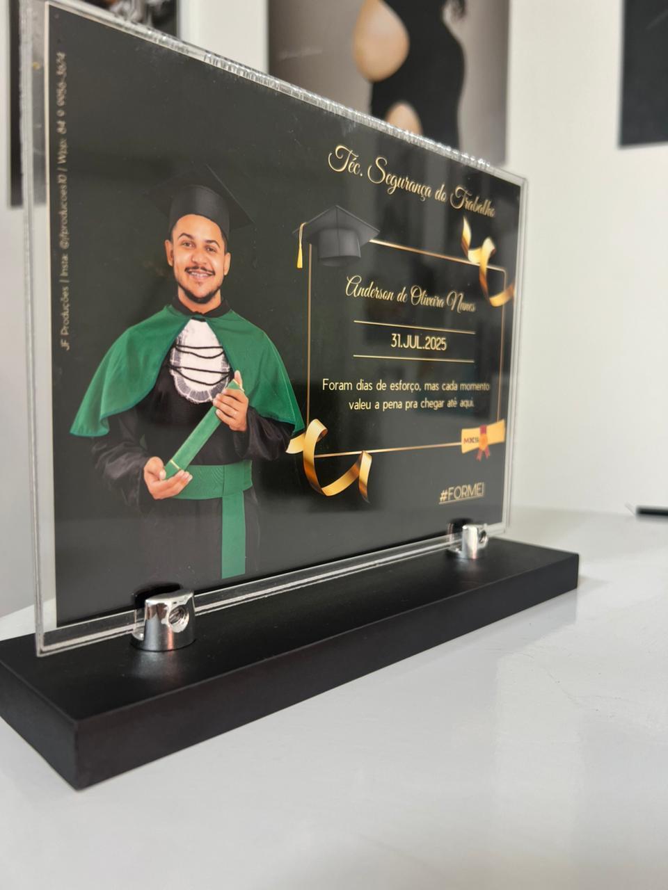 PLACA DE FORMATURA, TAMANHO 15X21
- MADEIRA COM ACRÍLICO
JÁ INCLUE A ARTE
-ARTE  DOS DOIS LADOS