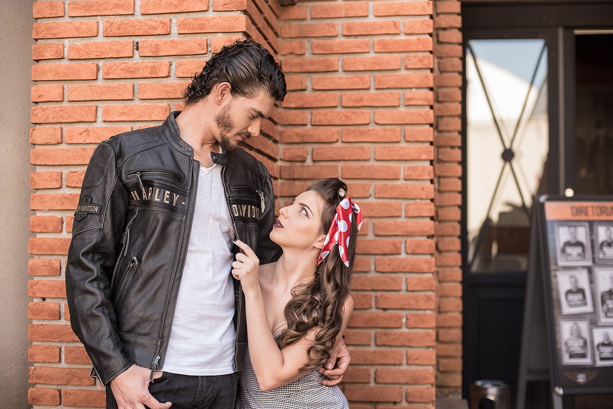 garota encarando o namorado