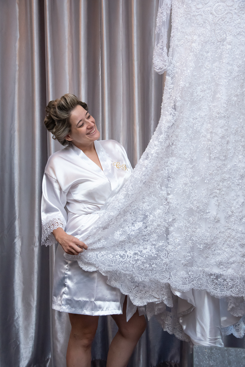 noiva olhando seu vestido