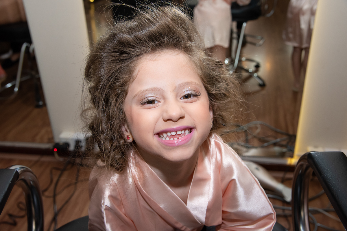 daminha da noiva sorrindo