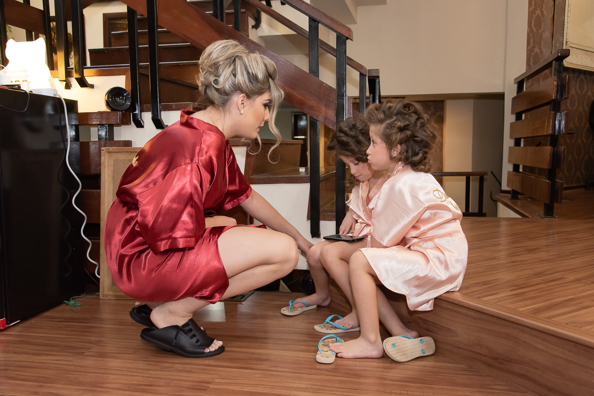 filha da noiva conversando com as daminhas