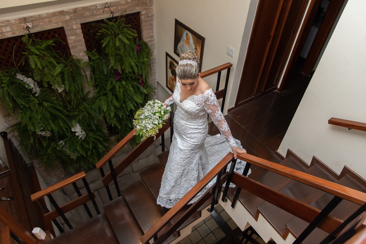 noiva pronta para o casamento descendo escada