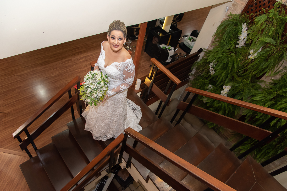 noiva pronta para o casamento descendo escada